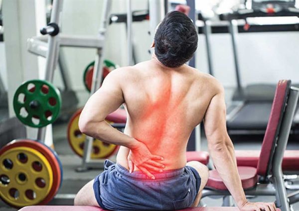 Kỹ thuật viên Hương Sen đang xoa bóp trị liệu vùng lưng cho khách