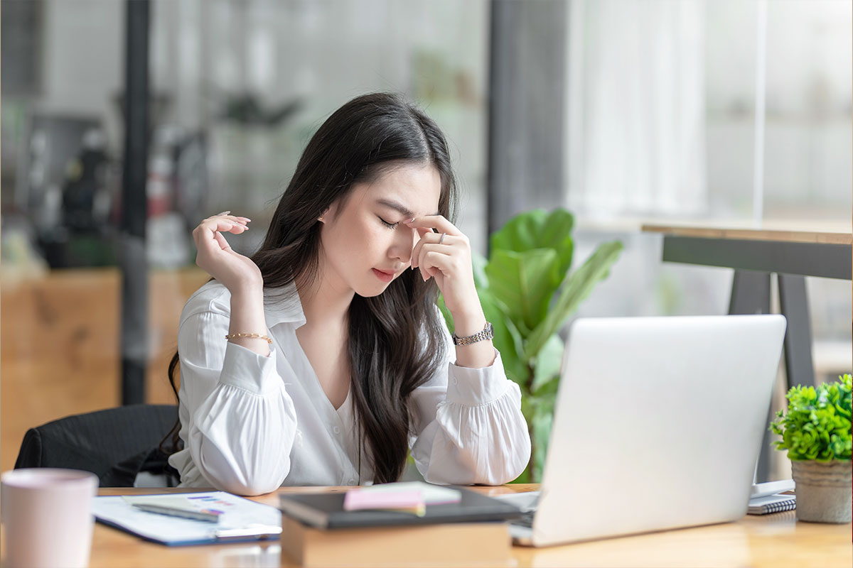 Người trưởng thành bị đau cơ và stress do làm việc liên tục, thiếu nghỉ ngơi