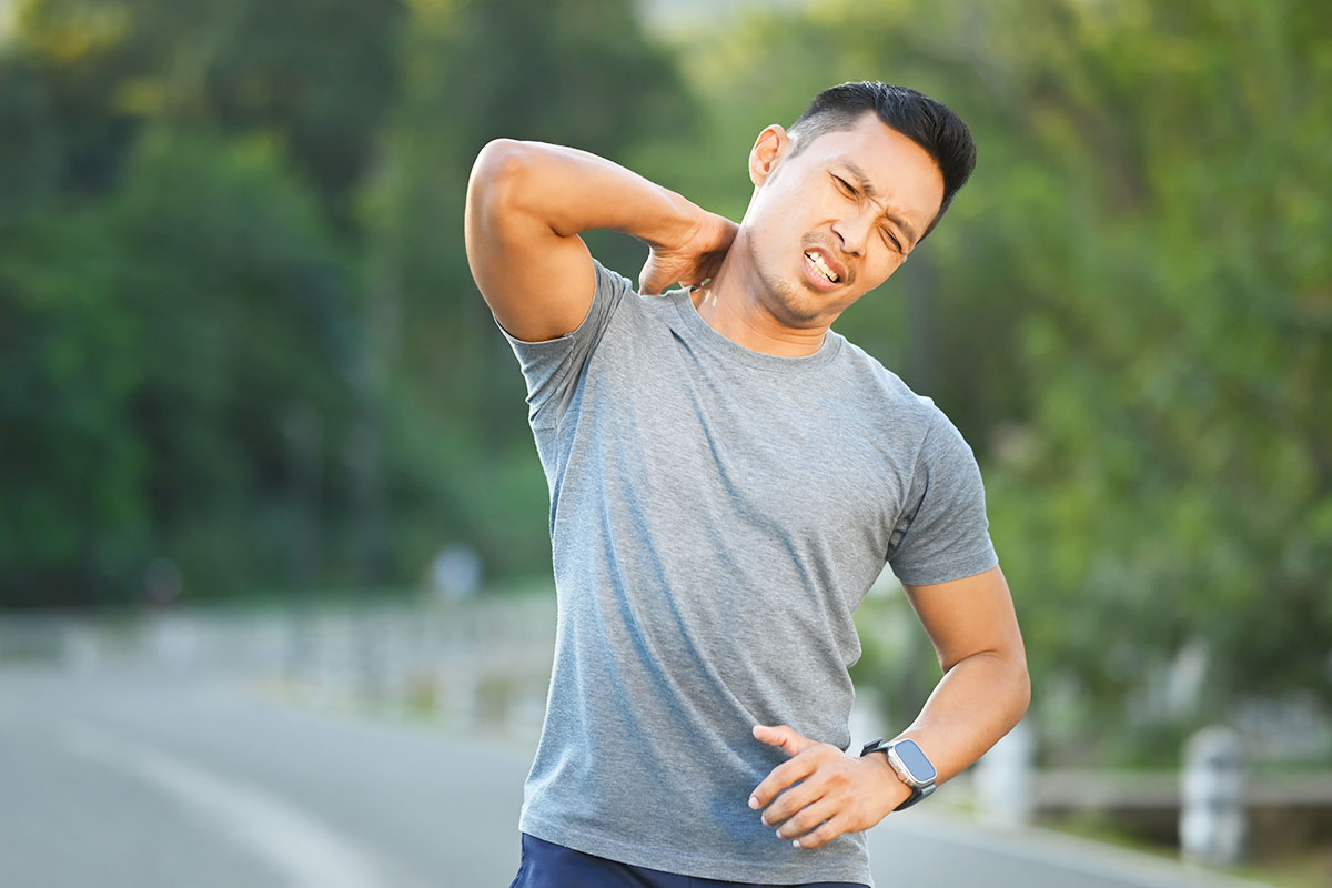 Người tập gym bị đau mỏi cơ sau buổi tập nặng, cần trị liệu phục hồi