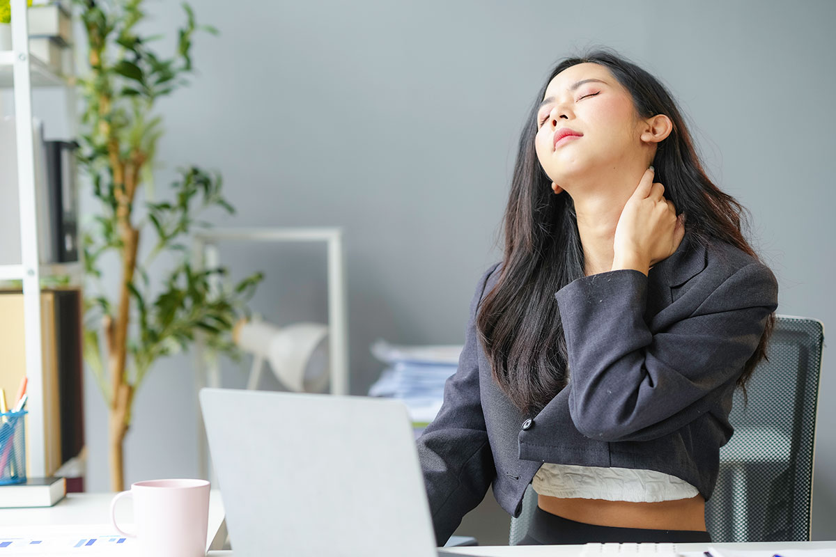 Nhân viên văn phòng bị đau cổ vai gáy và mỏi cơ do làm việc lâu