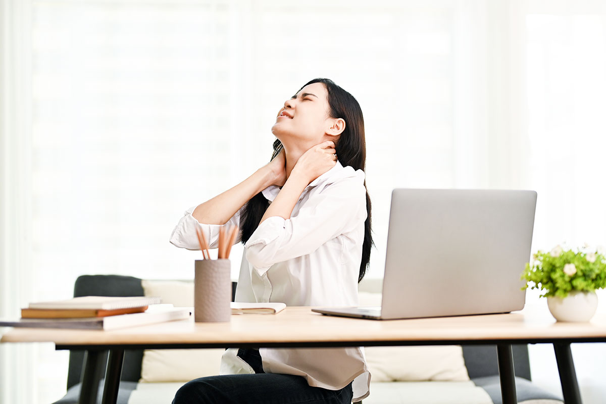 Nhân viên văn phòng bị đau cổ vai gáy do ngồi lâu trước máy tính