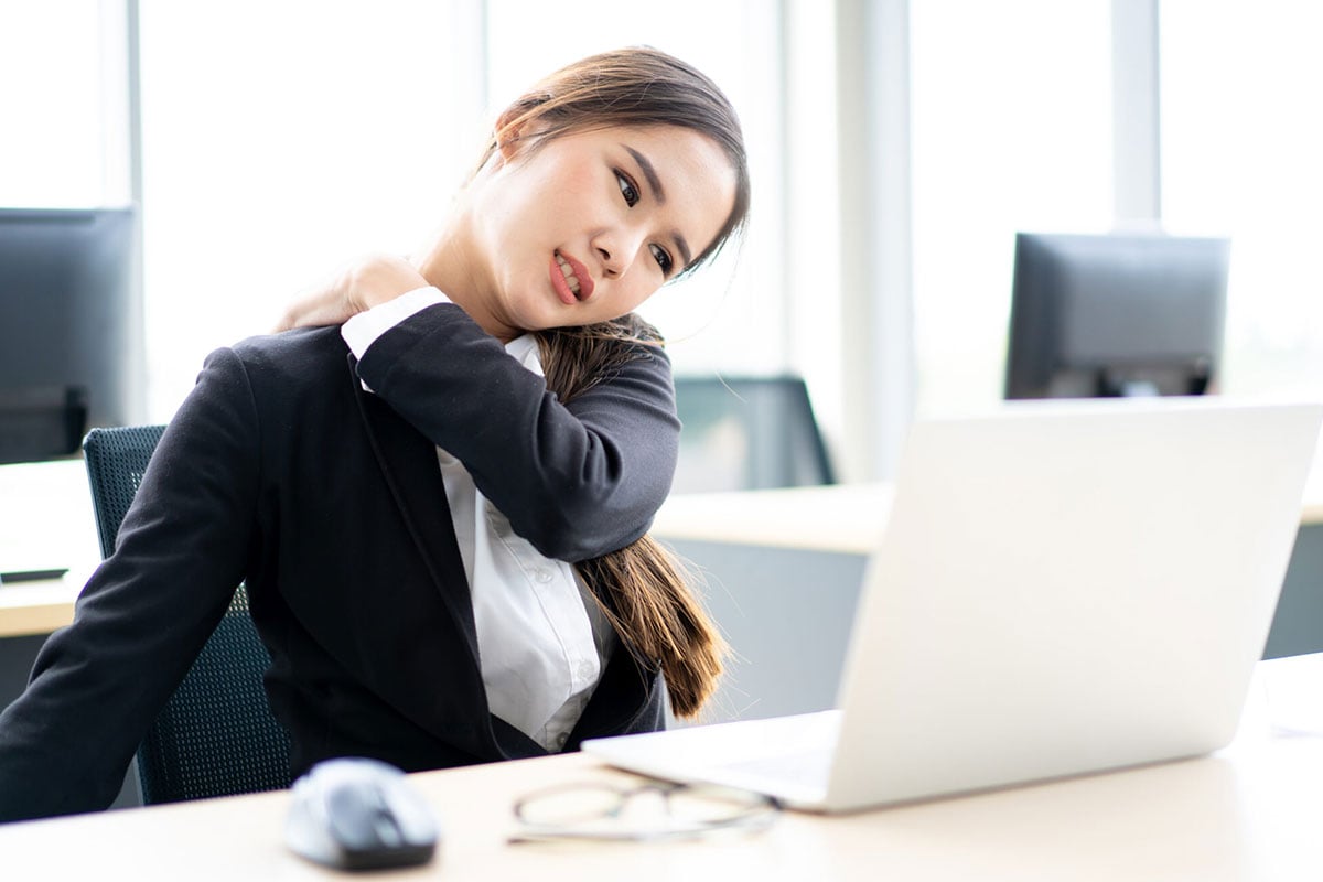Người làm văn phòng gặp tình trạng đau mỏi cổ vai gáy do ngồi lâu