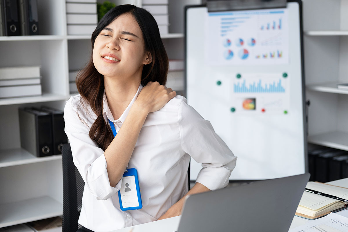 Nhân viên văn phòng đau cổ vai gáy do ngồi lâu làm việc