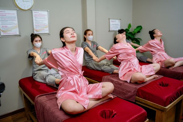Kỹ thuật viên tại Hương Sen đang thực hiện bấm huyệt trị đau khớp cho khách hàng