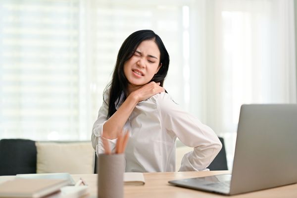 Nhân viên văn phòng làm việc sai tư thế tại bàn máy tính