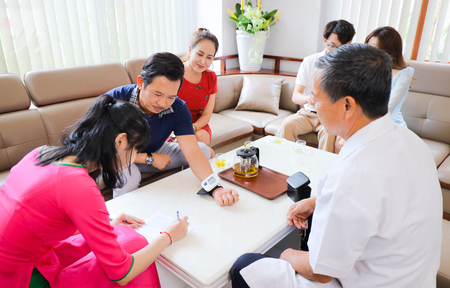 Bác sỹ thăm khám cho khách hàng trước khi vào trị liệu