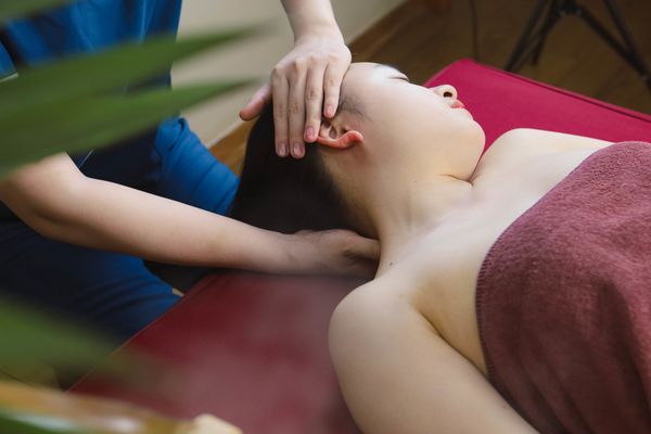 Chuyên viên Hương Sen thực hiện bấm huyệt cho bệnh nhân.