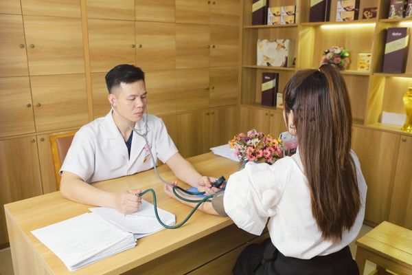 Hình ảnh mô tả thoát vị đĩa đệm chèn ép dây thần kinh