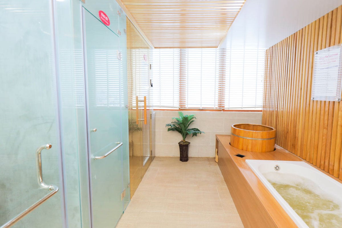 Phòng trị liệu massage bấm huyệt kết hợp xông hơi và ngâm thuốc cho dân văn phòng tại Hương Sen
