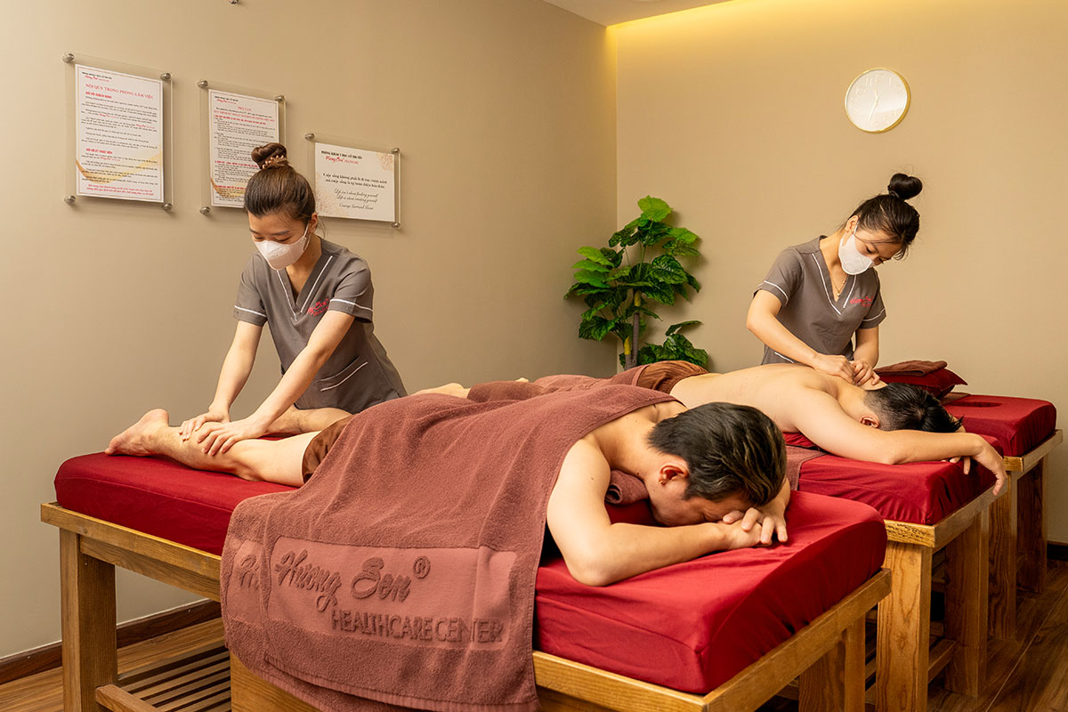 Kỹ thuật viên đang massage trị liệu cho khách để làm mềm mô cơ, giảm đau vùng lưng