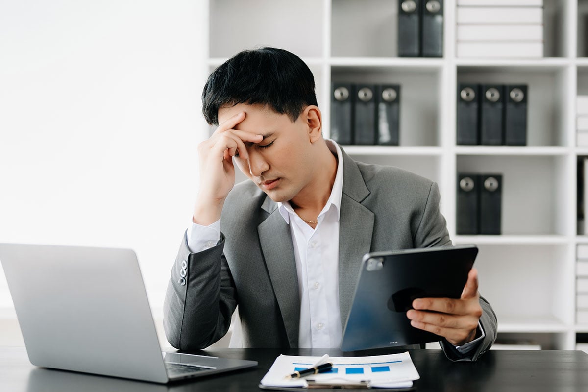 Người làm việc trí óc căng thẳng vì áp lực kéo dài, cần trị liệu thư giãn sâu