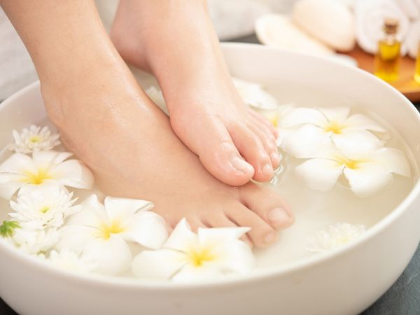 Ngâm chân bằng nước muối gừng giúp thư giãn và cải thiện sức khỏe