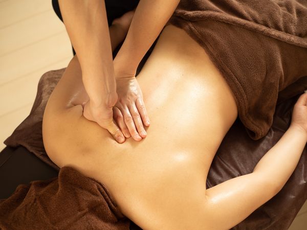 Khách hàng cảm thấy thư giãn sau buổi bấm huyệt trị liệu tại Hương Sen