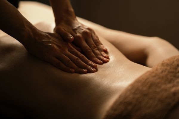 Kỹ thuật viên Hương Sen đang xoa bóp trị liệu vùng lưng cho khách