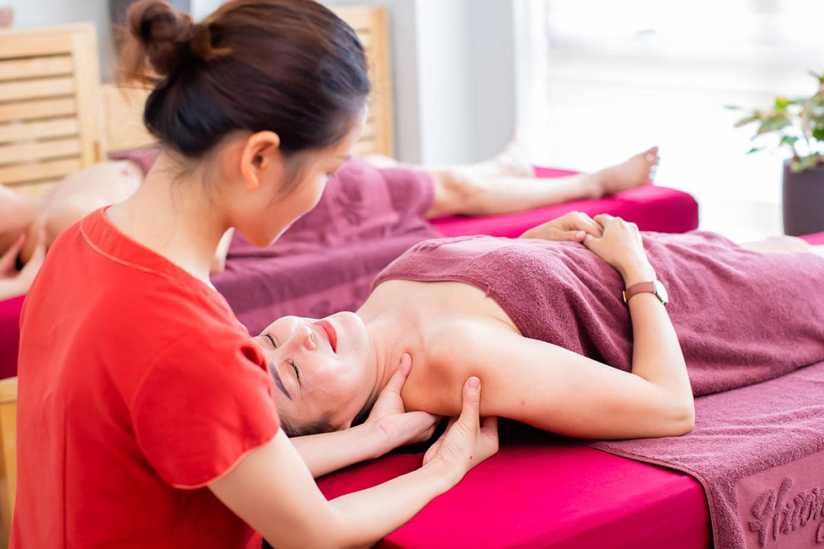 Khách hàng cảm thấy nhẹ nhõm, dễ chịu sau buổi trị liệu bấm huyệt chuyên sâu