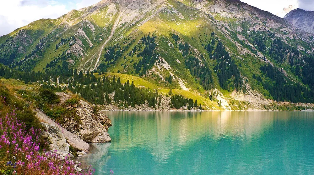 Chuyến phiêu lưu đến Big Almaty Lake – Hồ nước thiên đường giữa núi tuyết