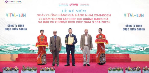 Đại diện nhãn hàng Vital-Bun nhận Bằng chứng nhận và cúp Top 5 Thương hiệu vàng 2024