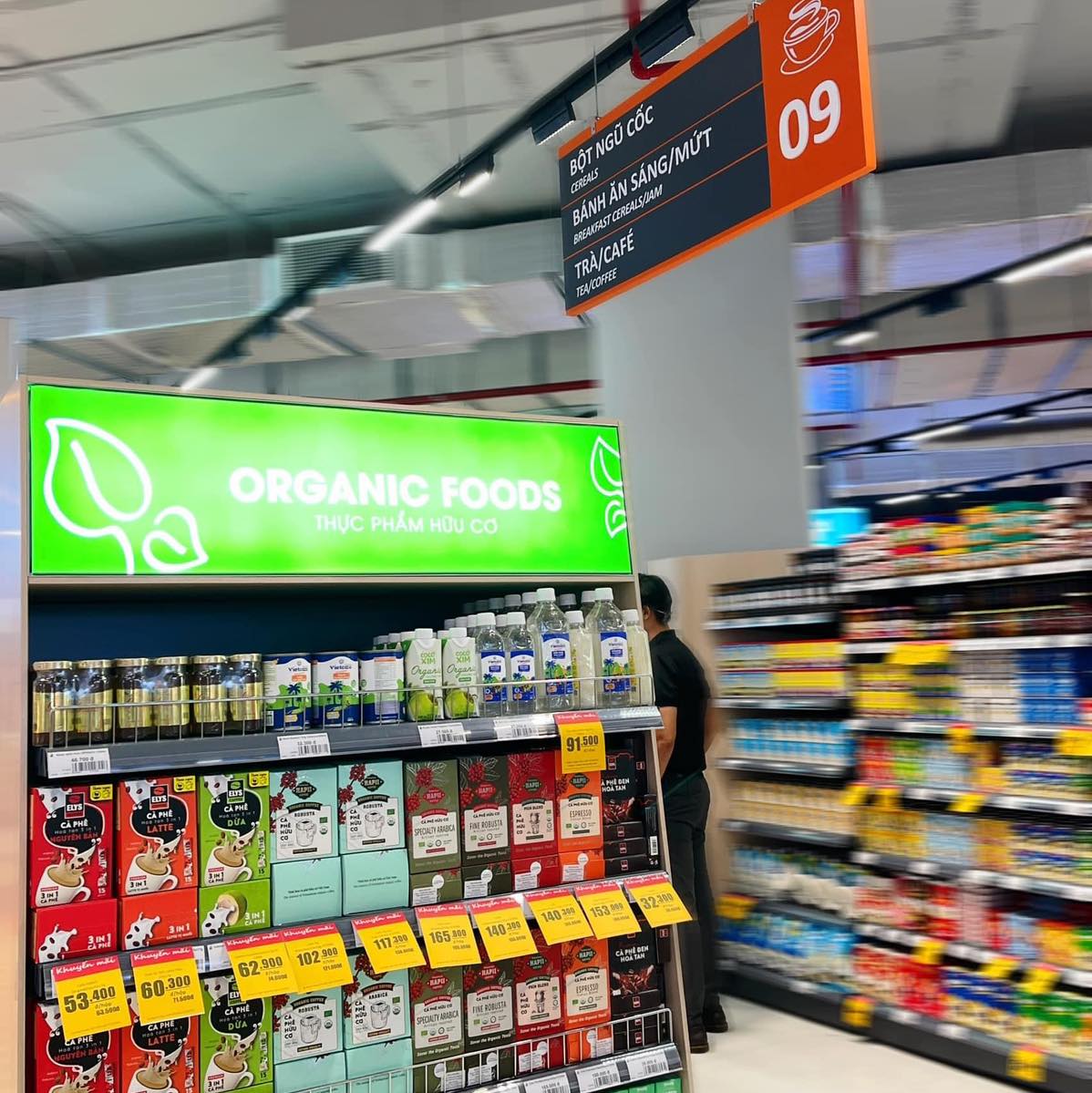 Sài Gòn mưa sớm cũng không thể làm giảm độ hot của cà phê Elys tại CoopXtra Long Bình