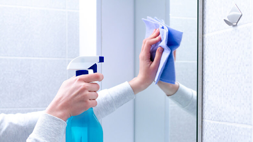 Hướng dẫn vệ sinh tủ gương phòng tắm đúng cách