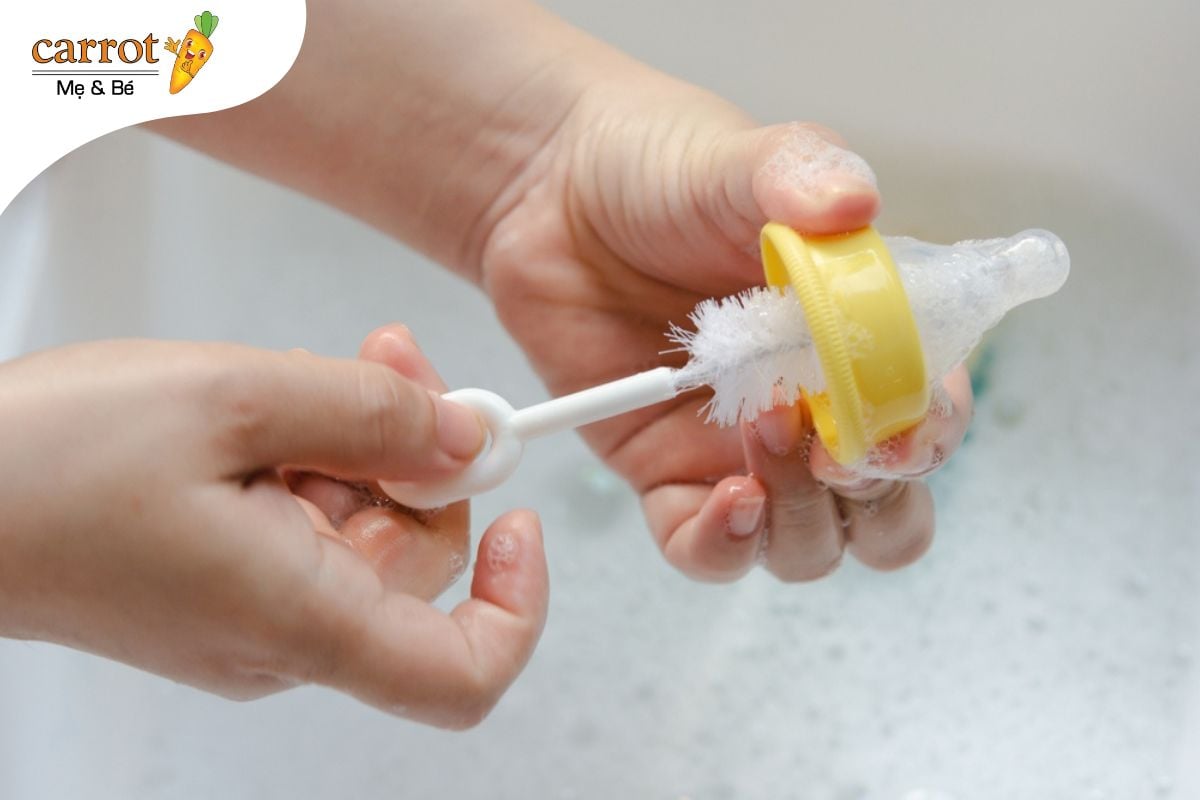 Cọ bình sữa cho bé - Mẹ và bé Carrot