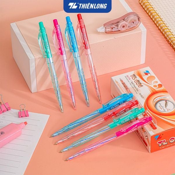 Bút bi TL-061 Thiên Long – thân nhựa trong pha màu trẻ trung hiện đại