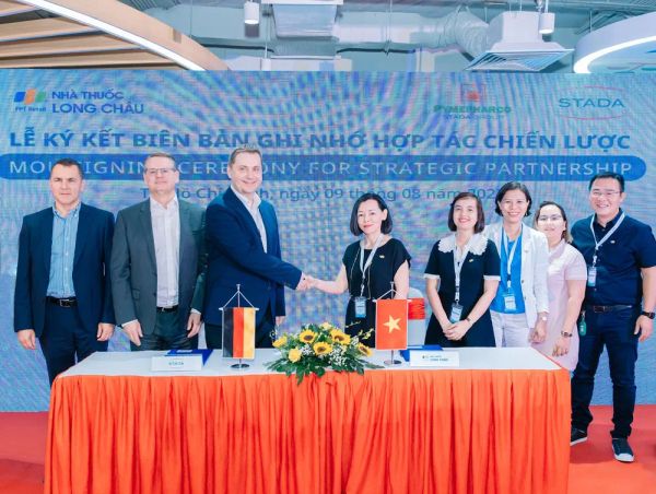 Báo Tiền Phong | FPT Long Châu và STADA Pymepharco hợp tác toàn diện chăm sóc sức khỏe người Việt