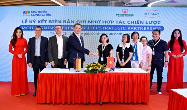 Lễ ký kết STADA và Long Châu