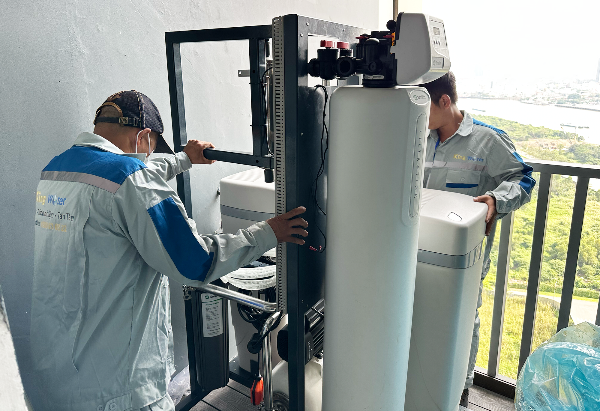 Lắp đặt hệ thống lọc nước đầu nguồn cao cấp AO Smith - AOS System 103 tại nhà khách hàng