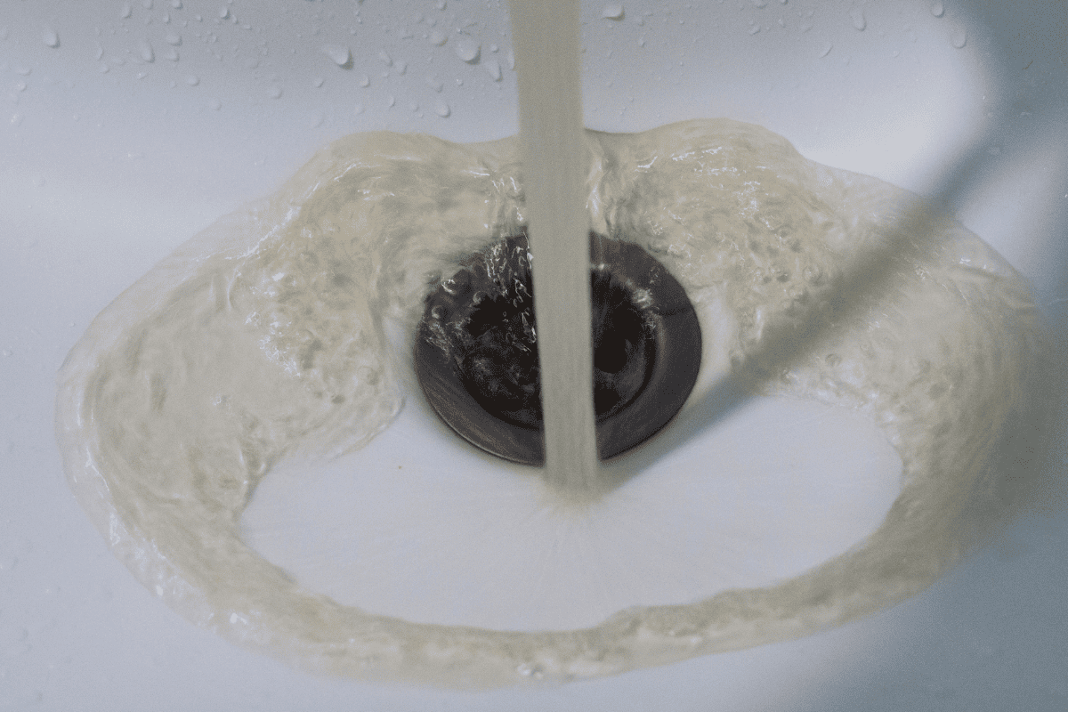 Nước sau lọc của hệ thống lọc nước sinh hoạt không trong, chứa nhiều cặn bẩn