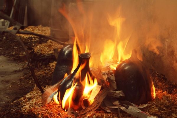 Gốm Bát Tràng: Ngắm Màu Sắc, Chạm Nghệ Thuật