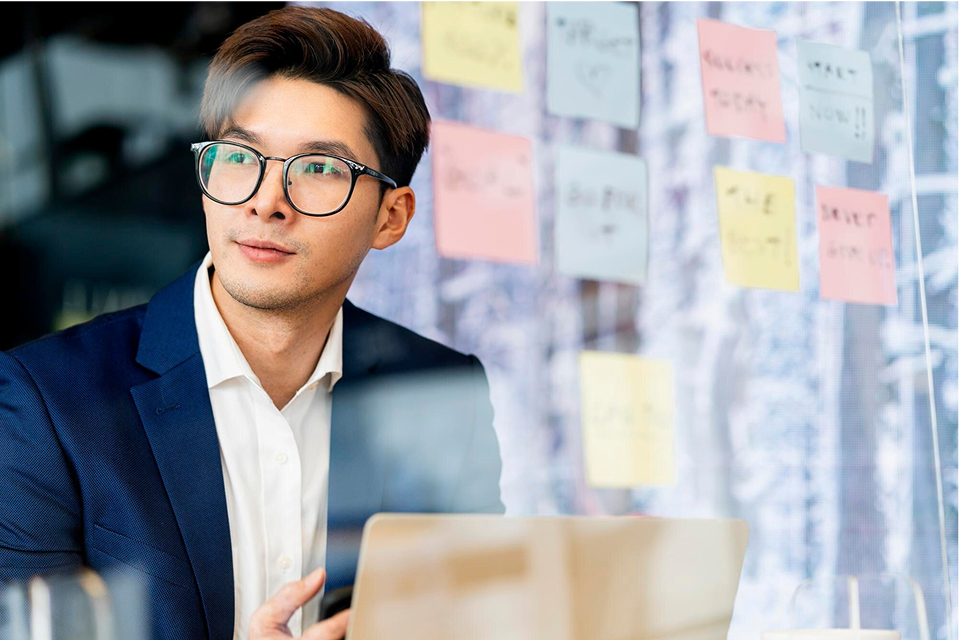 Đầu tư vào con người và bộ máy vận hành
