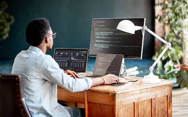 Các thực hành lập trình và mã hóa vượt trội là đặc điểm nổi bật