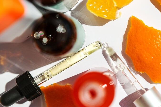 Có nên dùng chung AHA và Vitamin C để da căng bóng mướt?
