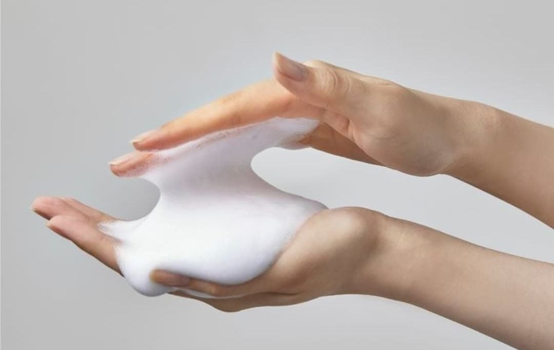 Rửa mặt đúng cách: Bí quyết làm sạch da không bị khô căng