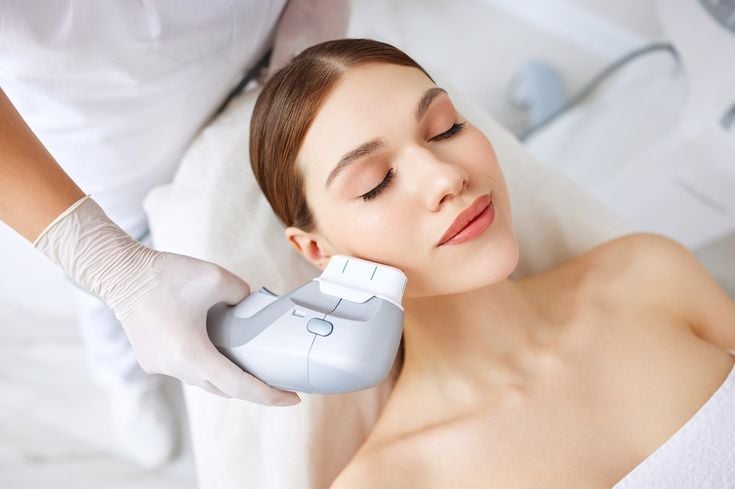 Fractional CO2 Laser là gì? Hiệu quả và rủi ro cần biết