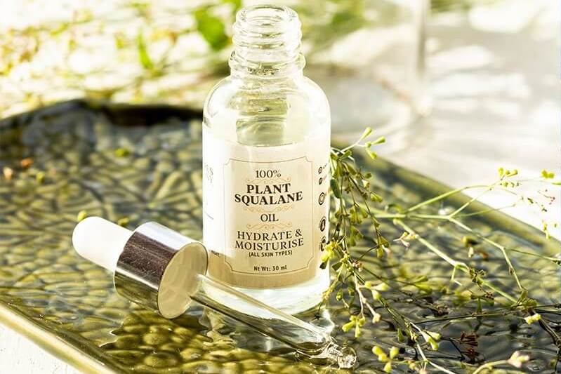 Squalane: Dầu dưỡng nhẹ tênh giúp da mềm ẩm, không nặng mặt