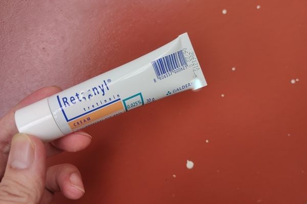 So sánh chi tiết: Tretinoin Microsphere vs. Tre truyền thống