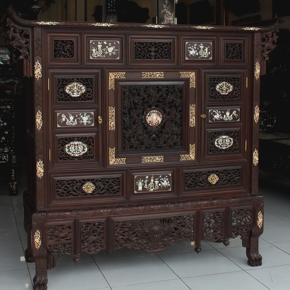 Tủ thờ Huế đục chạm mua ở đâu? Giá bán bao nhiêu tiền?