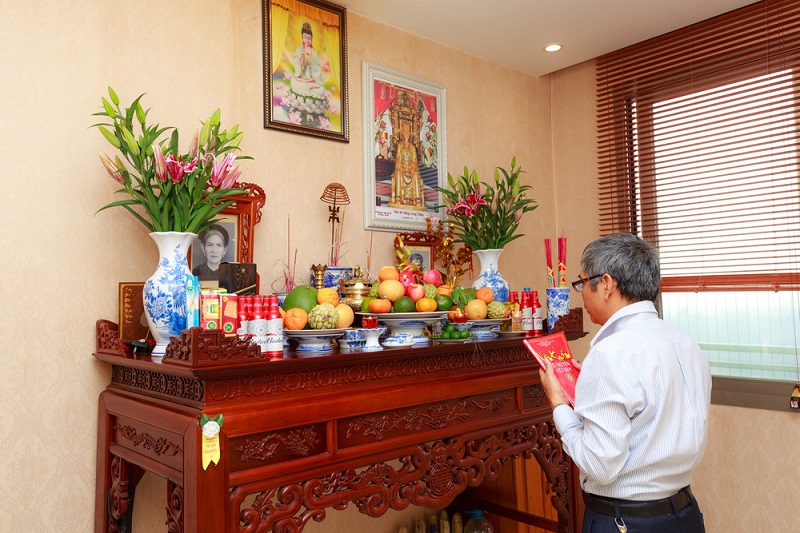 Bàn thờ ngày tết gồm những gì? Nên cắm hoa gì?