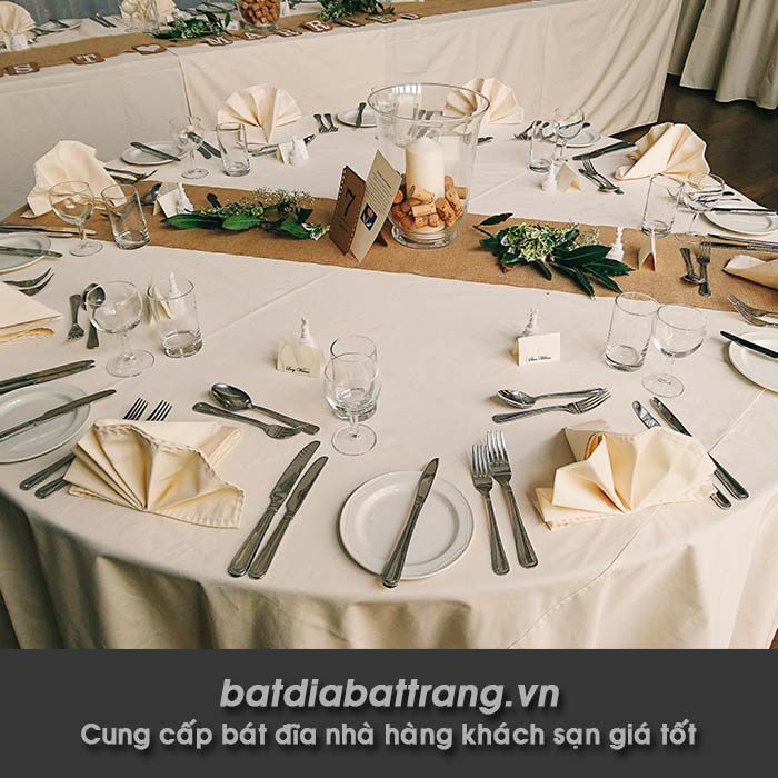 Cách bày trí vật dụng nhà hàng trên bàn tiệc đúng tiêu chuẩn