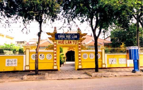 Bên trong ngôi chùa cổ Huệ Lâm quận 8
