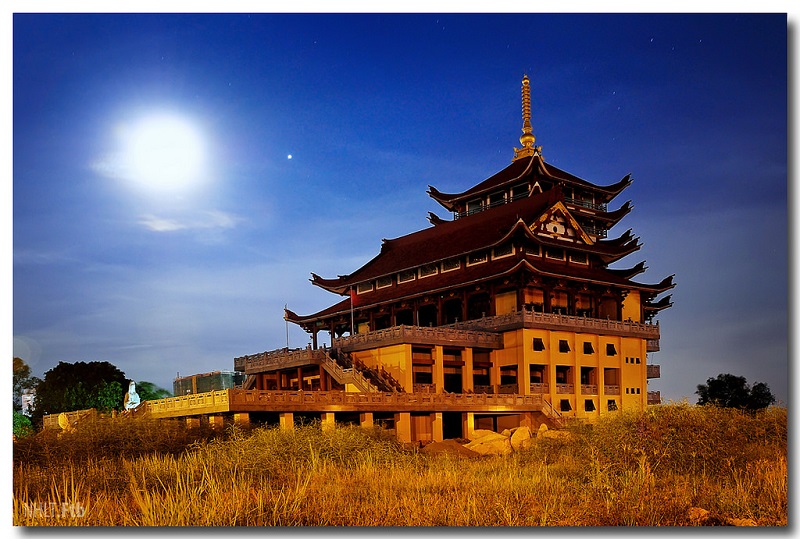 Bên trong ngôi chùa Huê Nghiêm quận 2