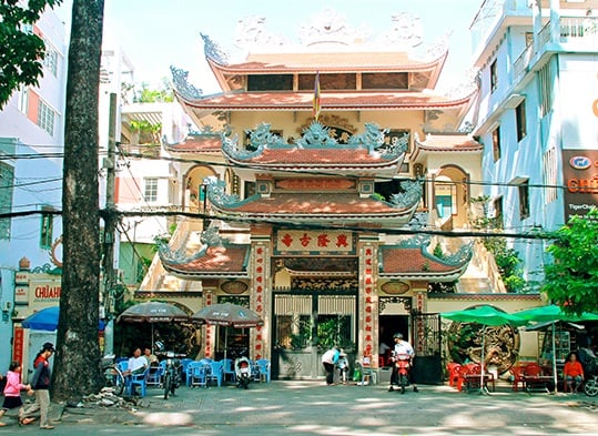 Bên trong ngôi chùa Hưng Long quận 10