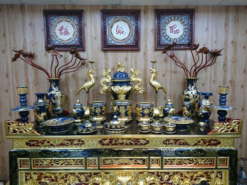So sánh bộ đồ thờ cúng bằng đồng và đồ thờ cúng bằng gốm sứ Bát Tràng