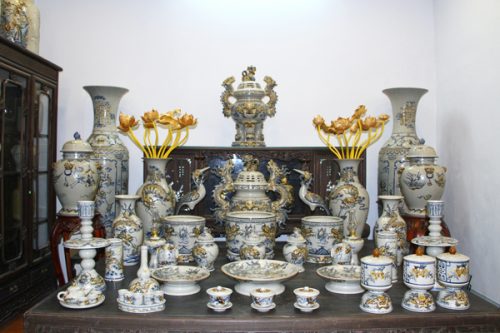 Ấn tượng với không gian thờ cúng chỉ sử dụng chất liệu gốm Bát Tràng