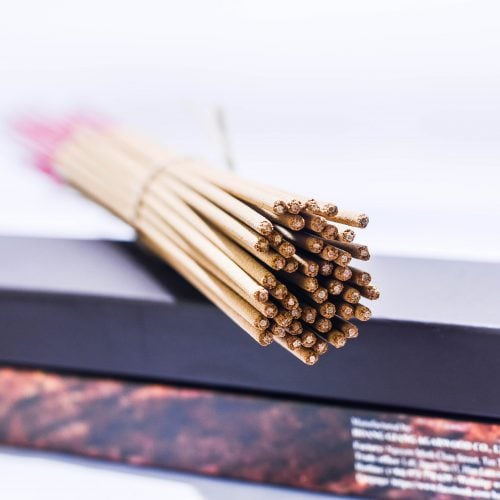 Có nên thường xuyên đốt nhang trên bàn thờ mỗi ngày?