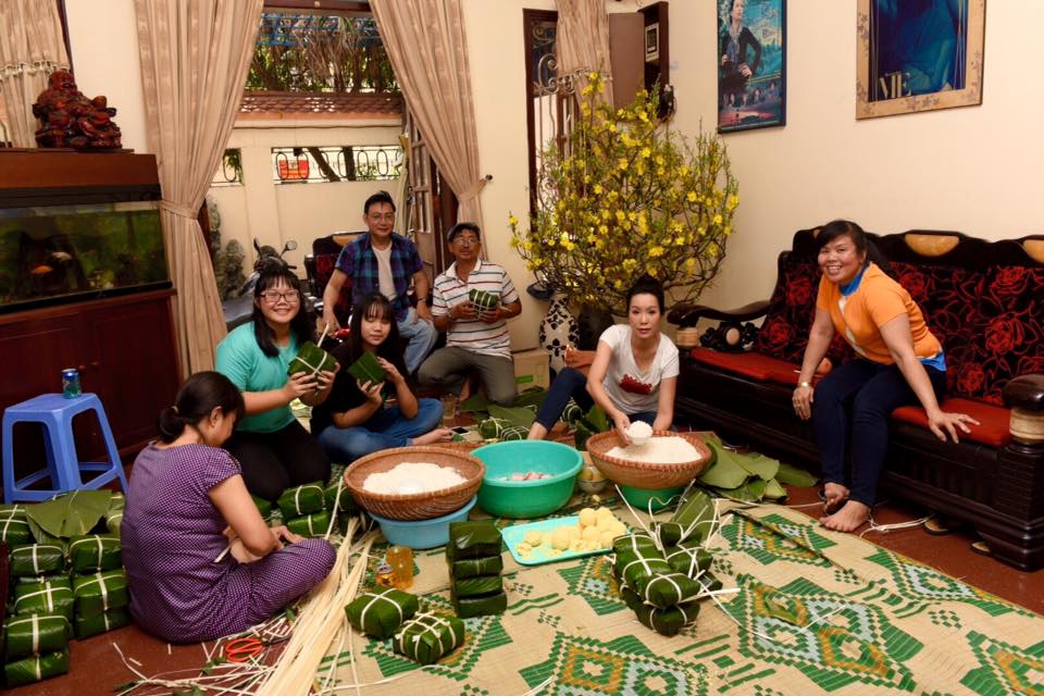 Tục cúng mâm cơm Tất niên ngày Tết của người Việt