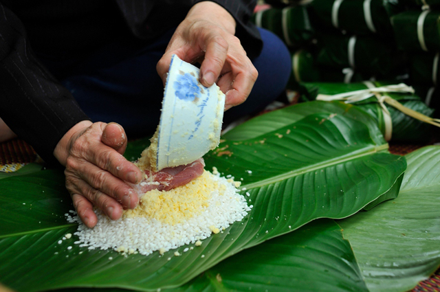 Tục gói bánh chưng bánh giầy của người Việt vào ngày Tết như thế nào?