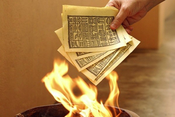 Tục hóa vàng mã đưa tổ tiên về trời này Tết – Những quy định trong bàn thờ cúng tổ tiên