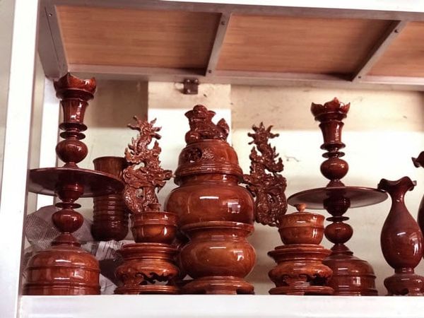 Nên chọn đồ thờ cúng bằng gỗ hay chọn đồ thờ cúng bằng gốm sứ
